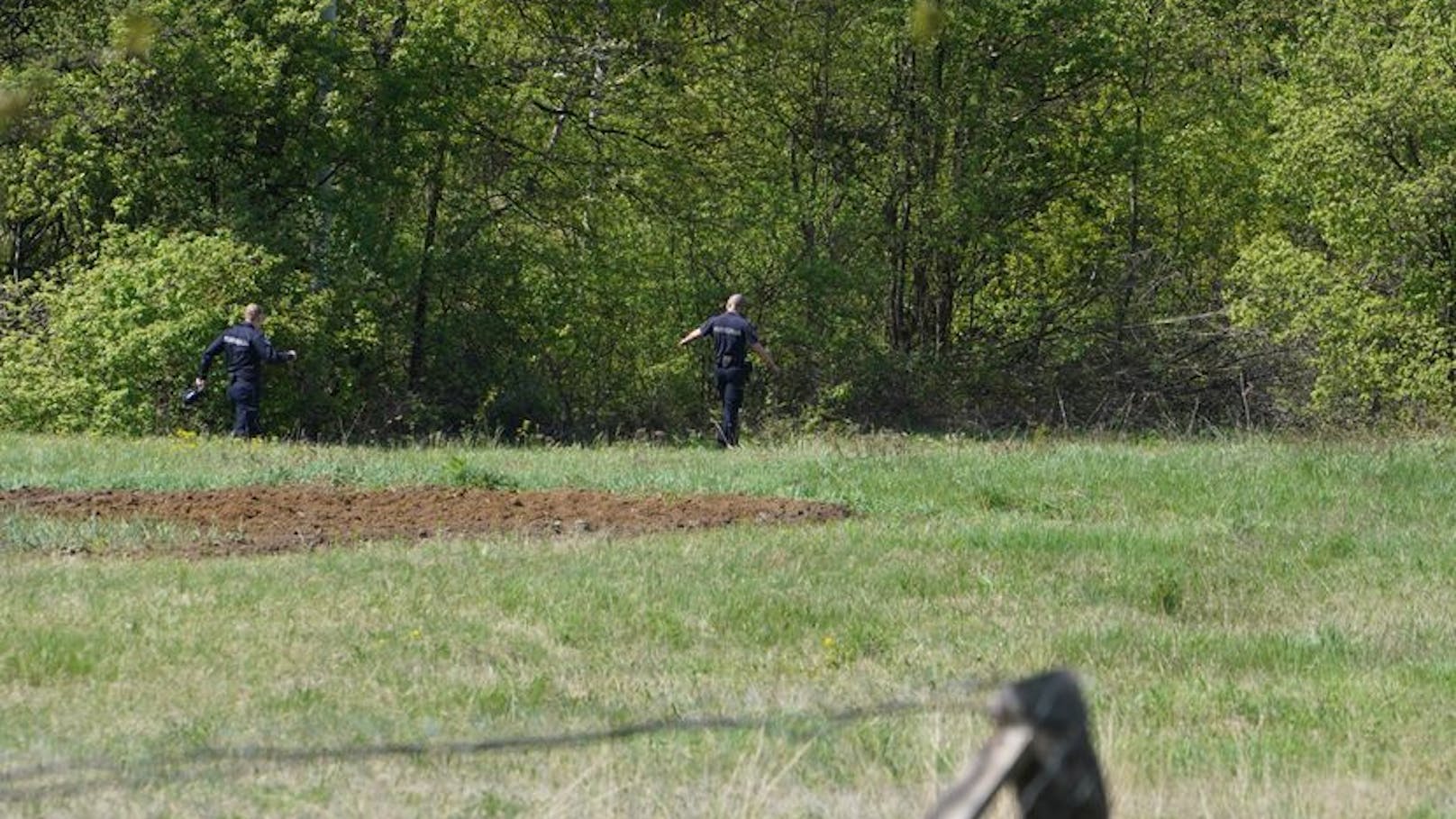 ... durchforsteten Polizei den Friedhof im Ort des mutmaßlichen Danka-Würgers Zlot.