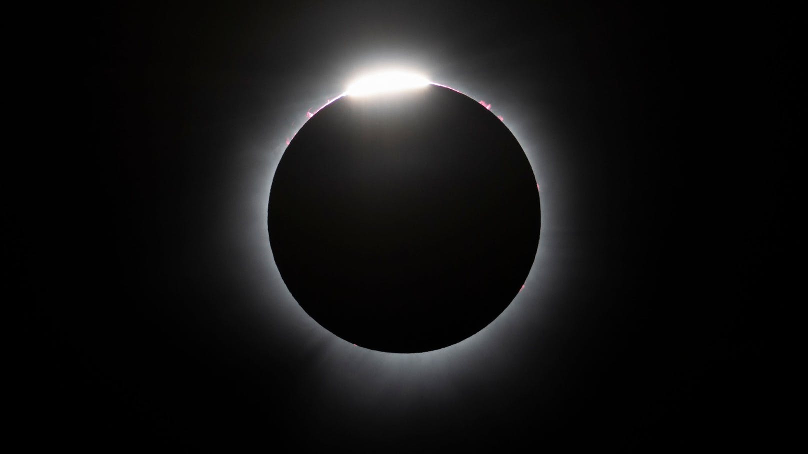 Die totale Sonnenfinsternis, bei der sich der Mond genau zwischen Erde und Sonne schiebt und die Sonne vollständig verdeckt, lockte Unzählige ins Freie.