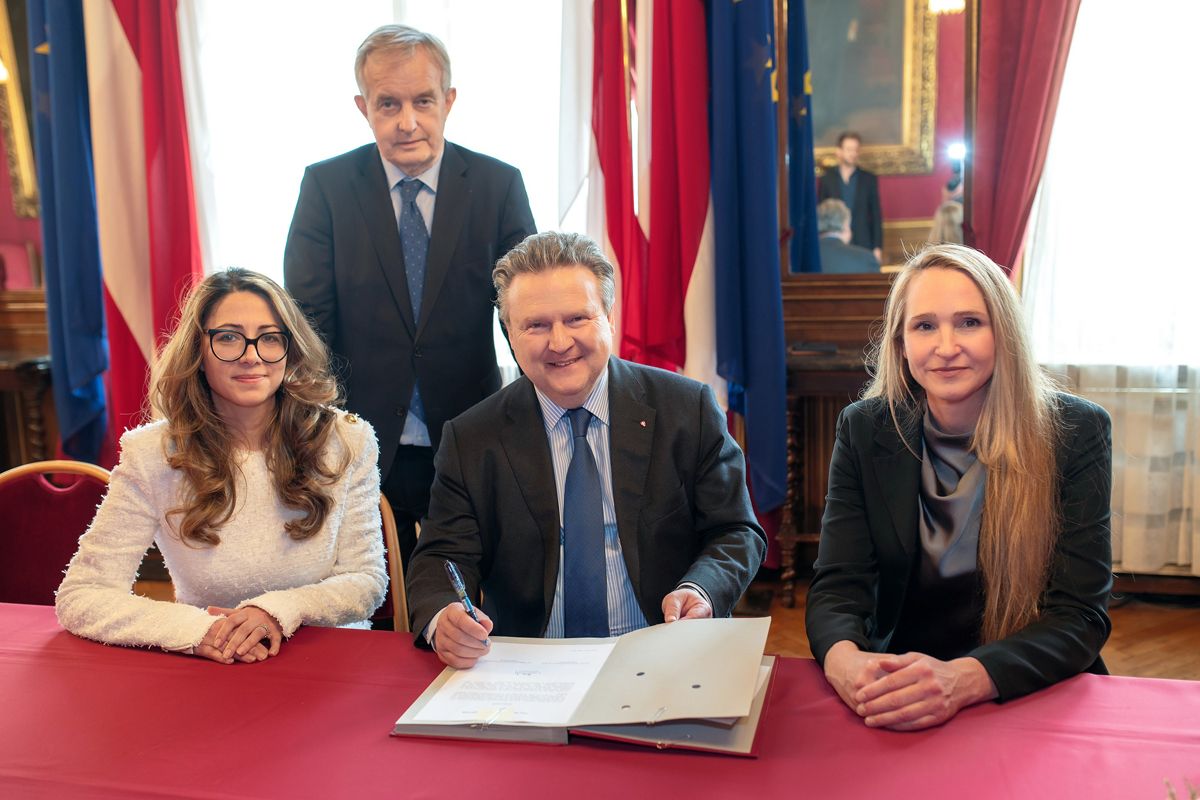 Naghme Kamaleyan-Schmied (l.) und Natalja Haninger-Vacariu (r.) wurden von Bürgermeister Michael Ludwig (m.) im Beisein von Ärztekammerpräsident Johannes Steinhart angelobt.