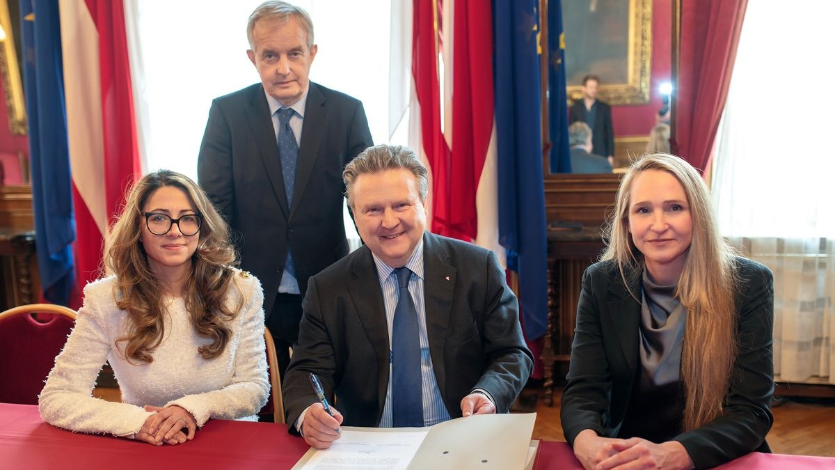 Naghme Kamaleyan-Schmied (links) und Natalja Haninger-Vacariu (rechts) wurden von Bürgermeister Michael Ludwig (mitte) in Beisein von Ärztekammerpräsident Johannes Steinhart angelobt.