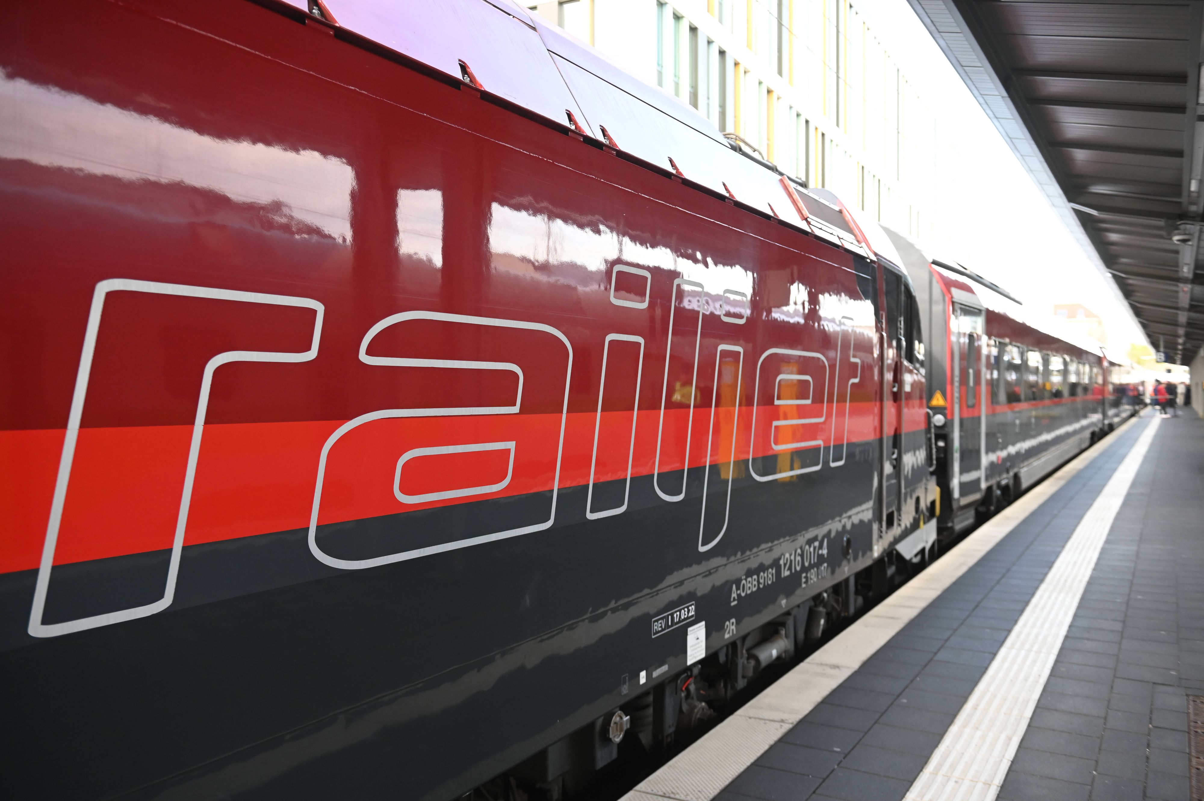 Railjet-Züge übers Deutsche Eck werden umgeleitet, was die Fahrtzeit um Stunden verlängert.