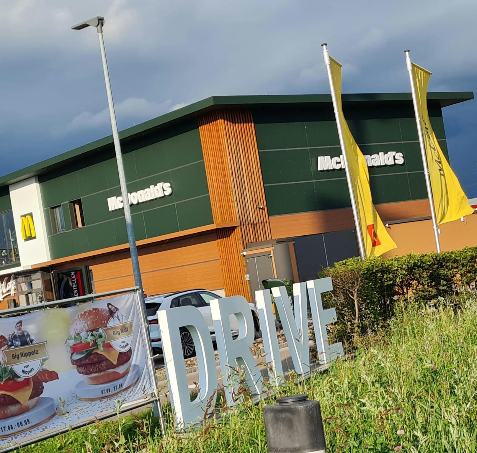 Der Mann hätte seinen Cheesecake direkt im McDonalds bestellen sollen. 