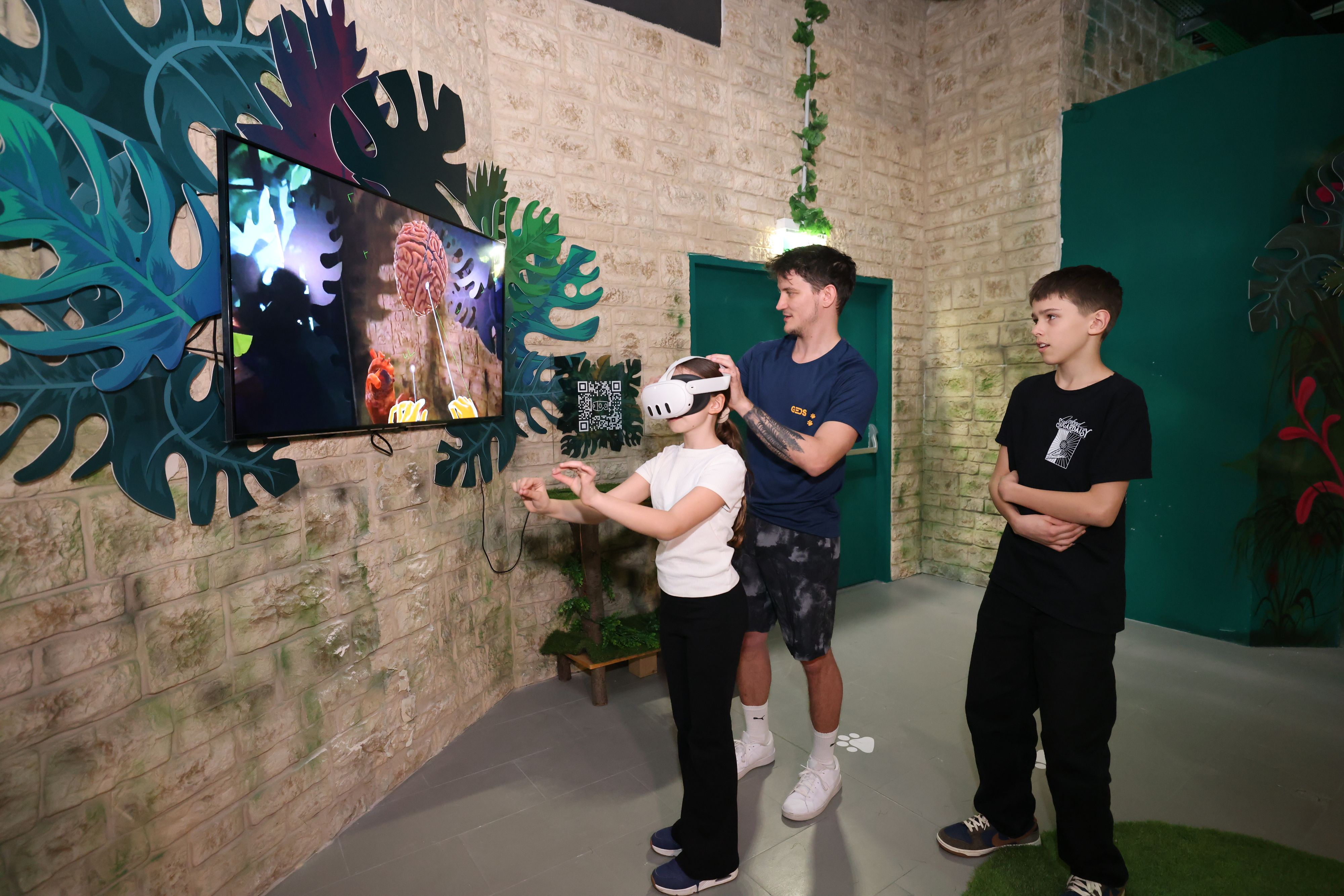 Emma (10) und Felix (12) tauchen mit der VR-Brille im 