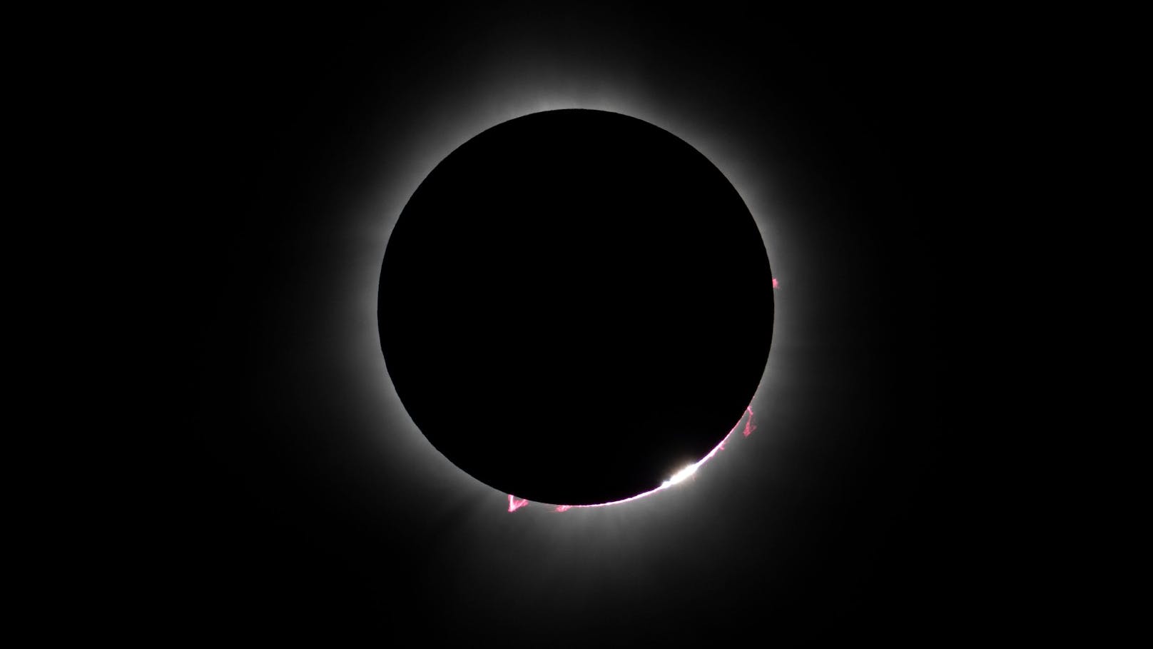 Und so auch 350 verliebte Pärchen, die in Russellville, im US-Bundesstaat Arkansas, dem Aufruf folgten, am "Elope at the Eclipse"-Event, an der Sonnenfinsternis-Massenhochzeit, dabei zu sein.