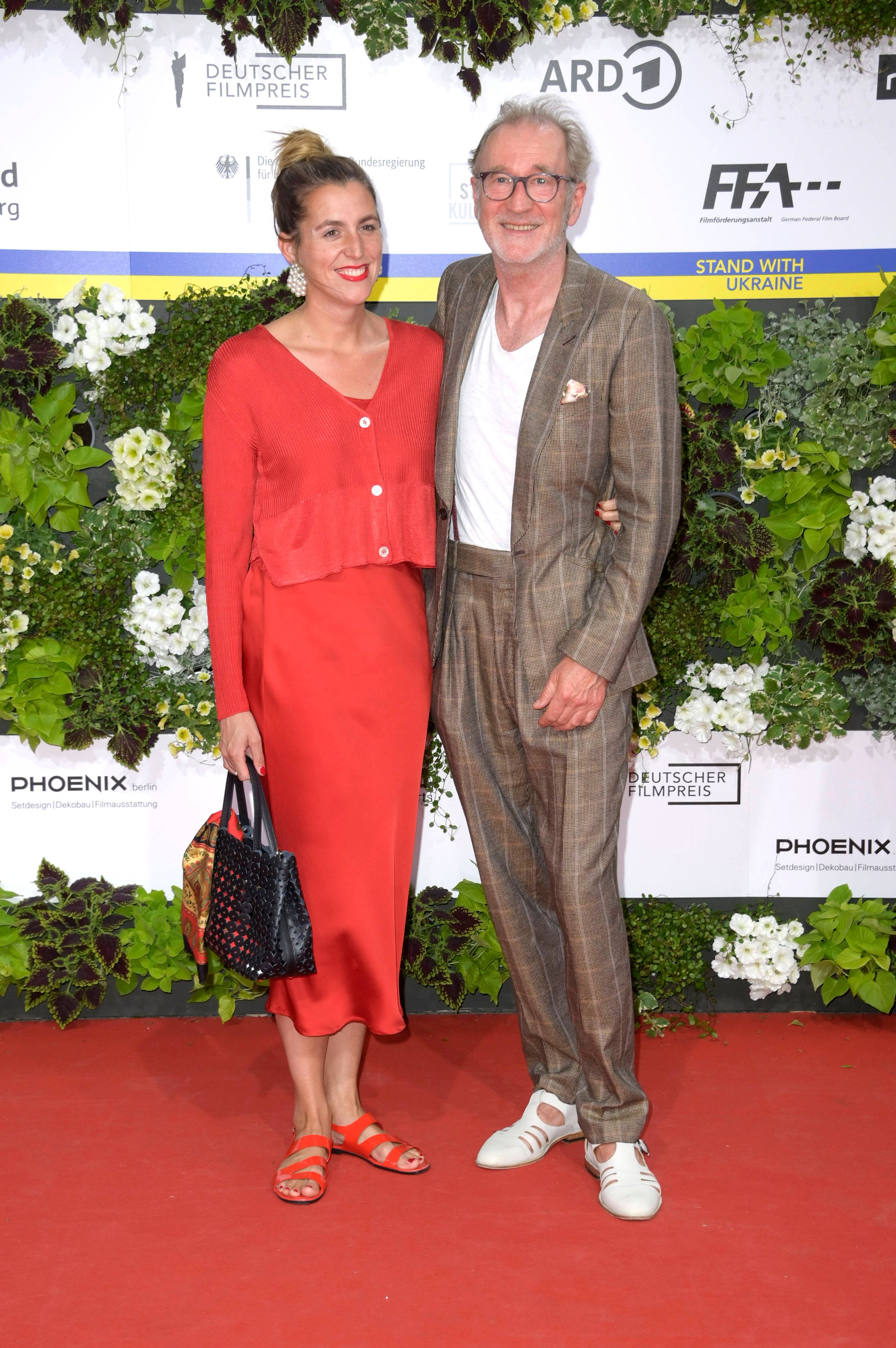 Peter Lohmeyer mit seiner Freundin Leonie Seifert bei der 72. Verleihung des Deutschen Filmpreises 2022 im Palais am Funkturm in der Messe Berlin