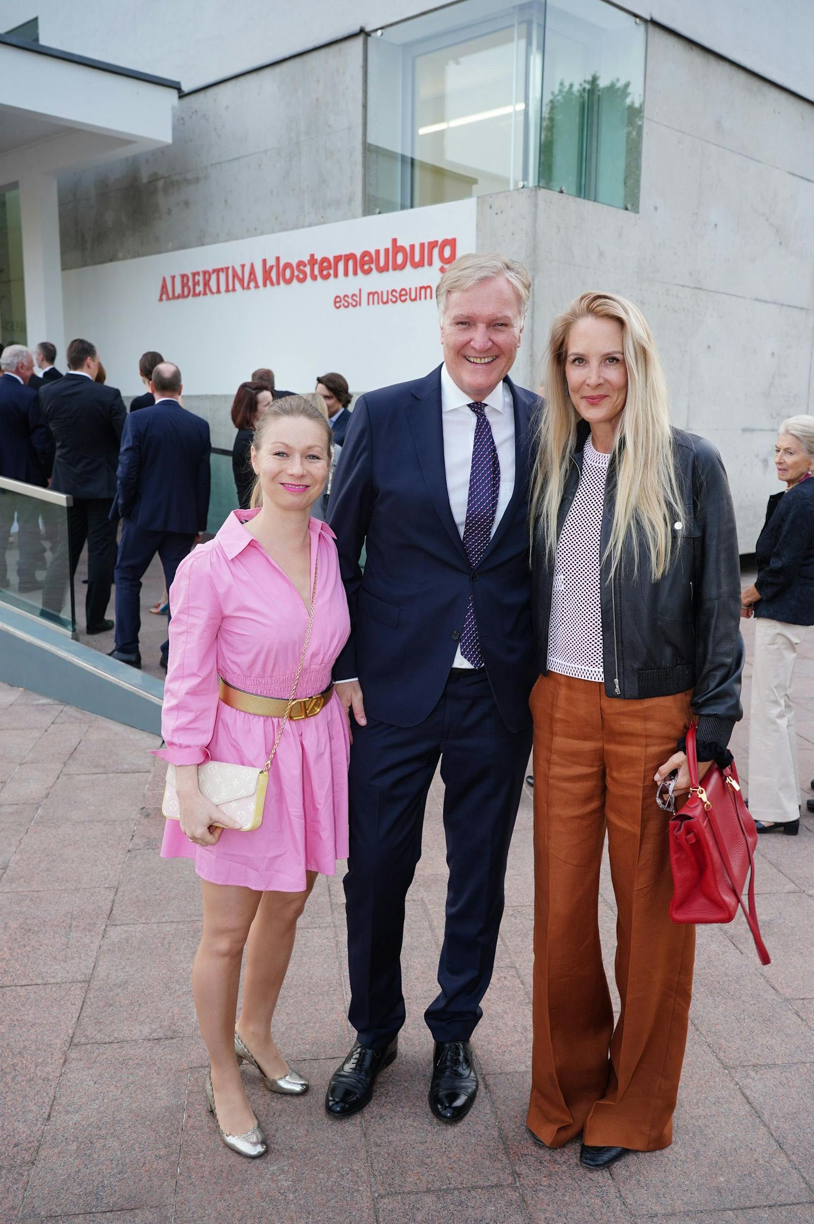 Klaus Albrecht Schröder mit Ehefrau Nina und "Heute"-Herausgeberin Eva Dichand