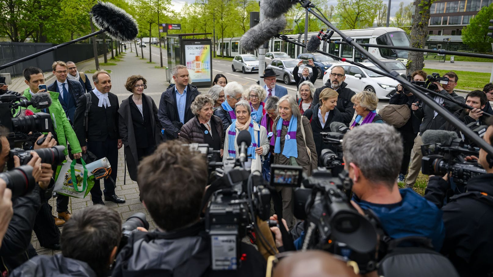 Omas siegen in Klimaklage gegen die Schweiz