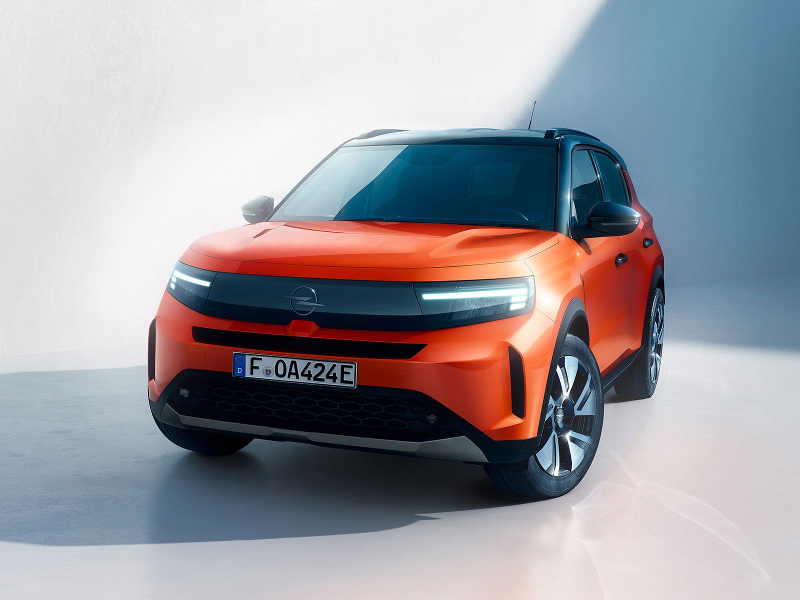 Die Frontpartie präsentiert sich im klassischen neuen Opel-Look mit dem Vizor-Design.