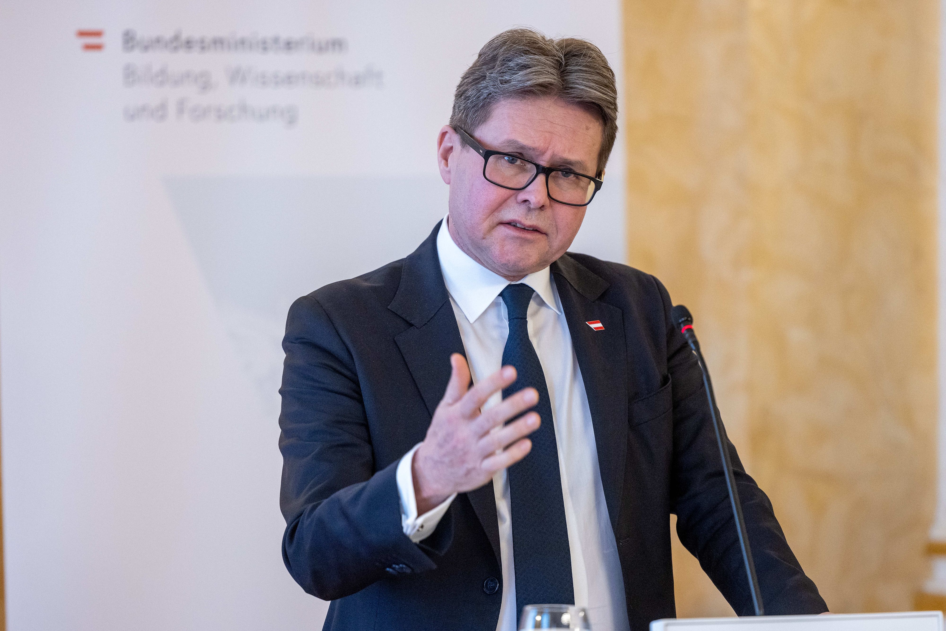 Nur ein Drittel des Unipersonals hatte 2022 einen unbefristeten Job. Bildungsminister Polaschek will das ändern.