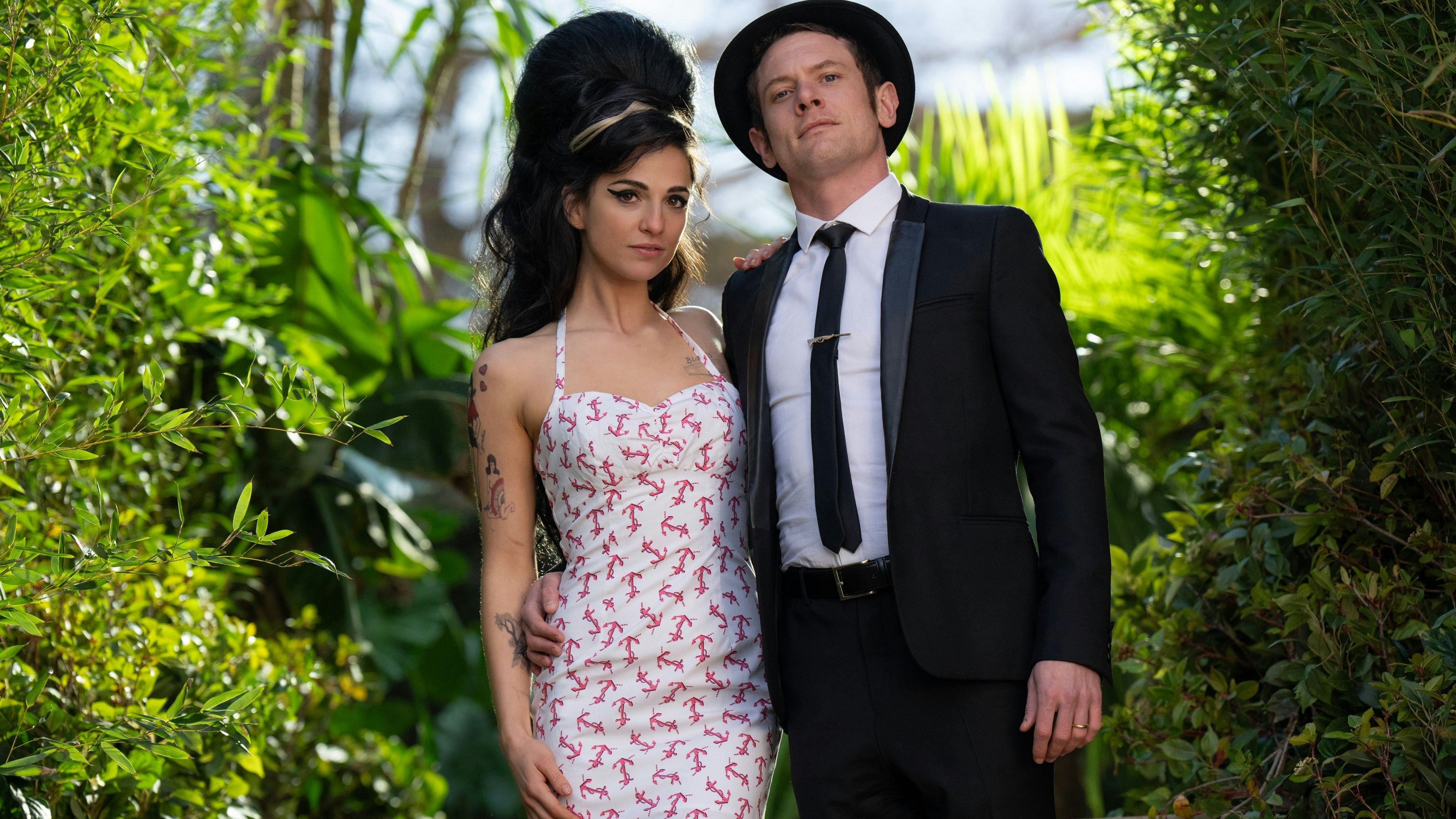 Als wäre Cher mit Jake von den Blues Brothers zusammen: Amy Winehouse (Marisa Abela) mit ihrem späteren Ehemann Blake Fielder-Civil (Jack O'Connell)