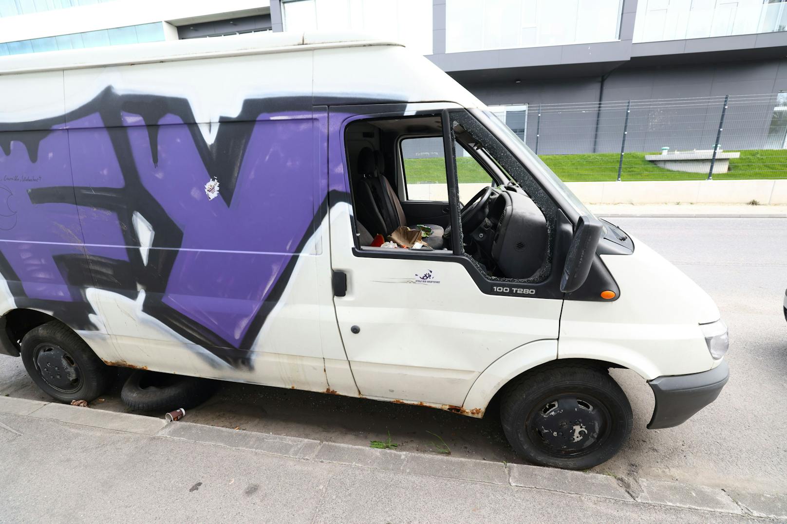 Der Kastenwagen wurde von der Polizei mit einer Radklammer versehen und steht seit Monaten in der Donaustadt.