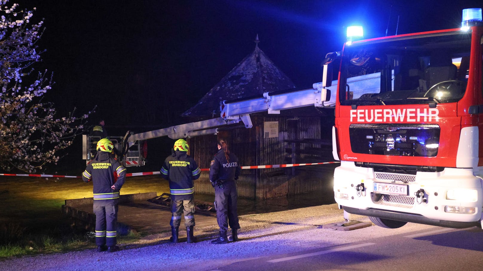 Ein Großaufgebot an Einsatzkräften steht zur Stunde in Kremsmünster (Bezirk Kirchdorf an der Krems) bei einer Suchaktion nach einem abgängigen Schwimmer im Einsatz.