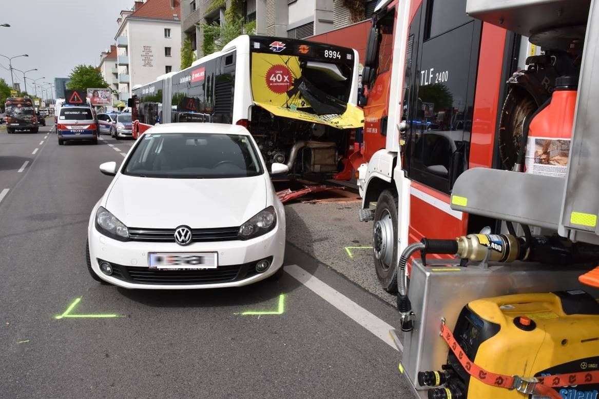 Vier Personen mussten nach dem Unfall in ein Spital.