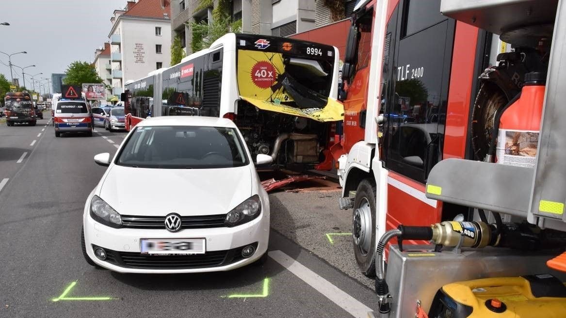 Feuer-Lkw löst Crash in Favoriten aus – 4 Verletzte