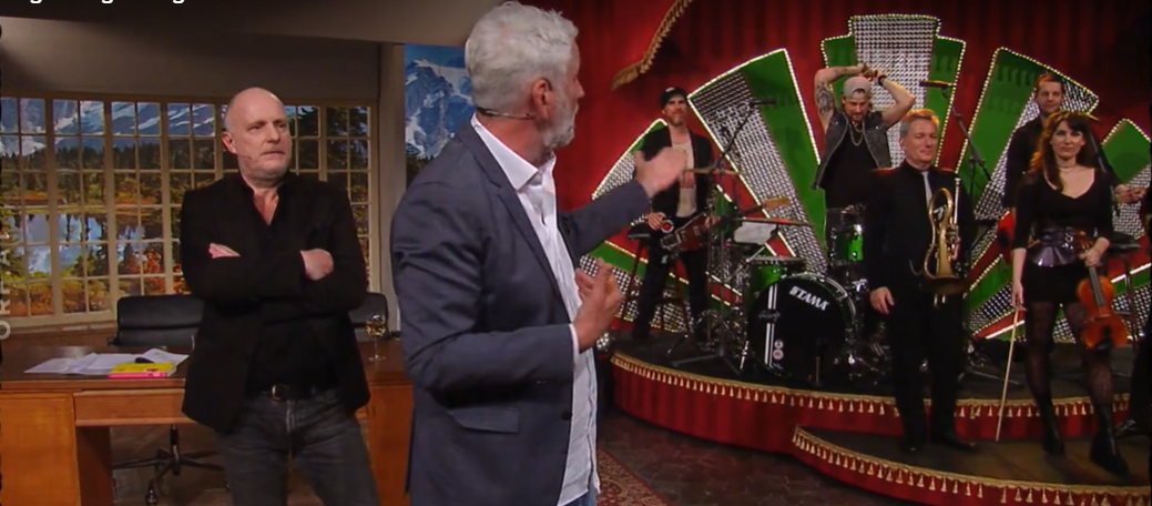 Stermann zeigt auf die 