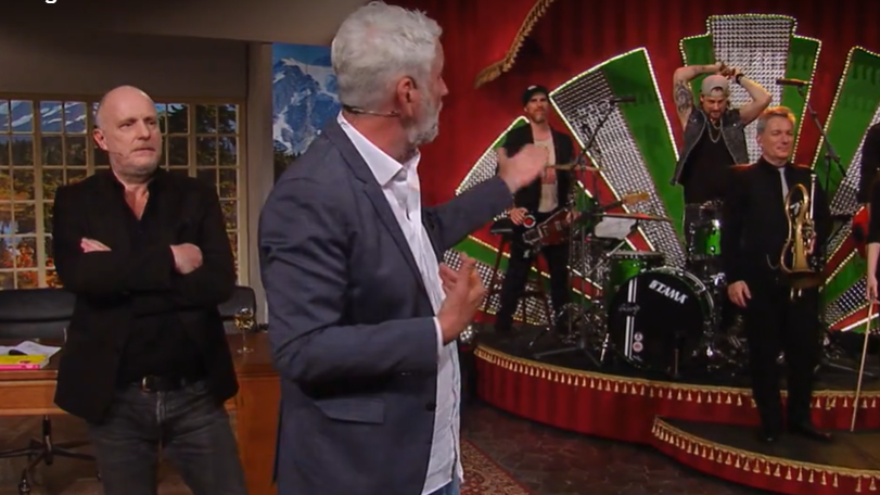 Stermann zeigt auf die "Dienstag Nacht Kapelle".