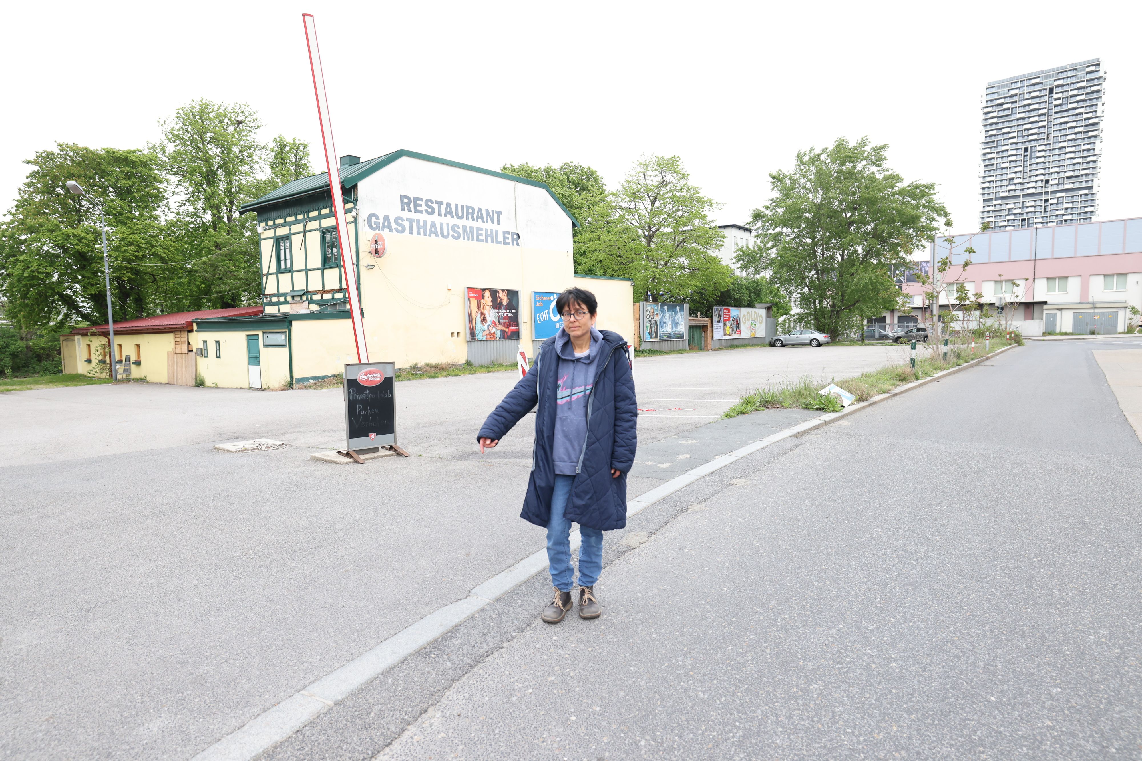 Sandra (50) versteht nicht, warum sie vor dem Schranken nicht umdrehen darf.