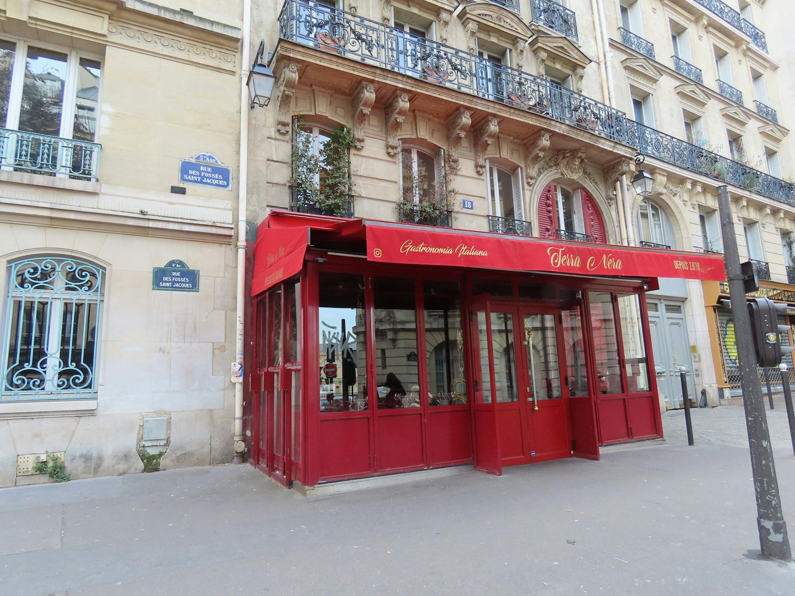 Das Restaurant, indem die "Emily in Paris"-Stars oft in der Serie zu sehen sind, wird ebenfalls von etlichen Touristen belagert und zählt seit dem Hype um die Serie als beliebter Ort, wo Fans Fotos machen.