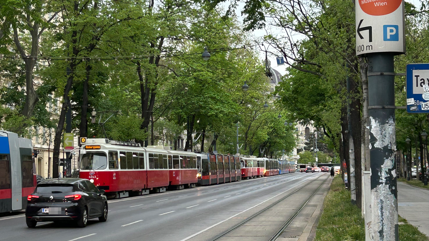 Mehrere Straßenbahnen kommend derzeit am Ring zum Erliegen.