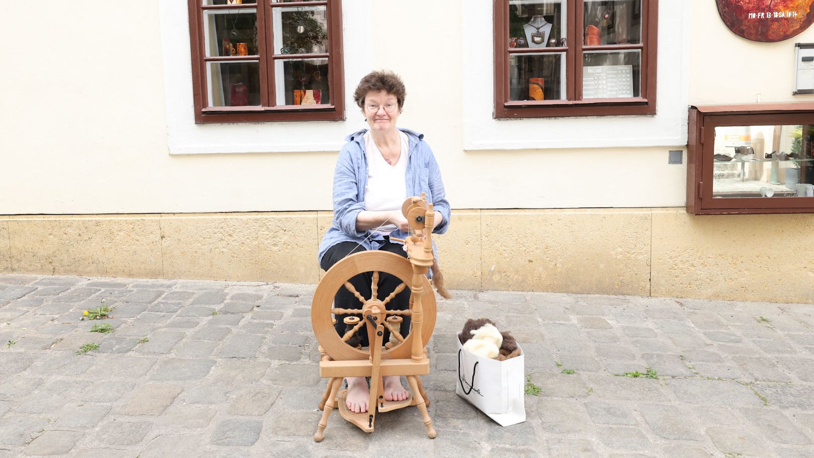 Johanna Arbeithuber mit ihrem Spinnrad.