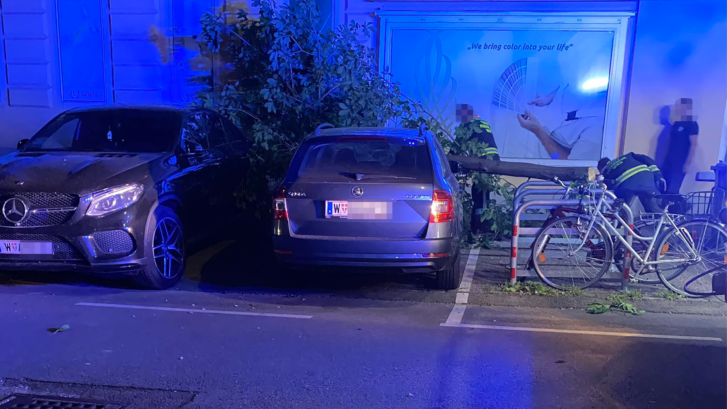 In der Hasnerstraße kippte ein Baum auf die parkenden Autos. Die Feuerwehr rückte mitten in der Nacht aus.