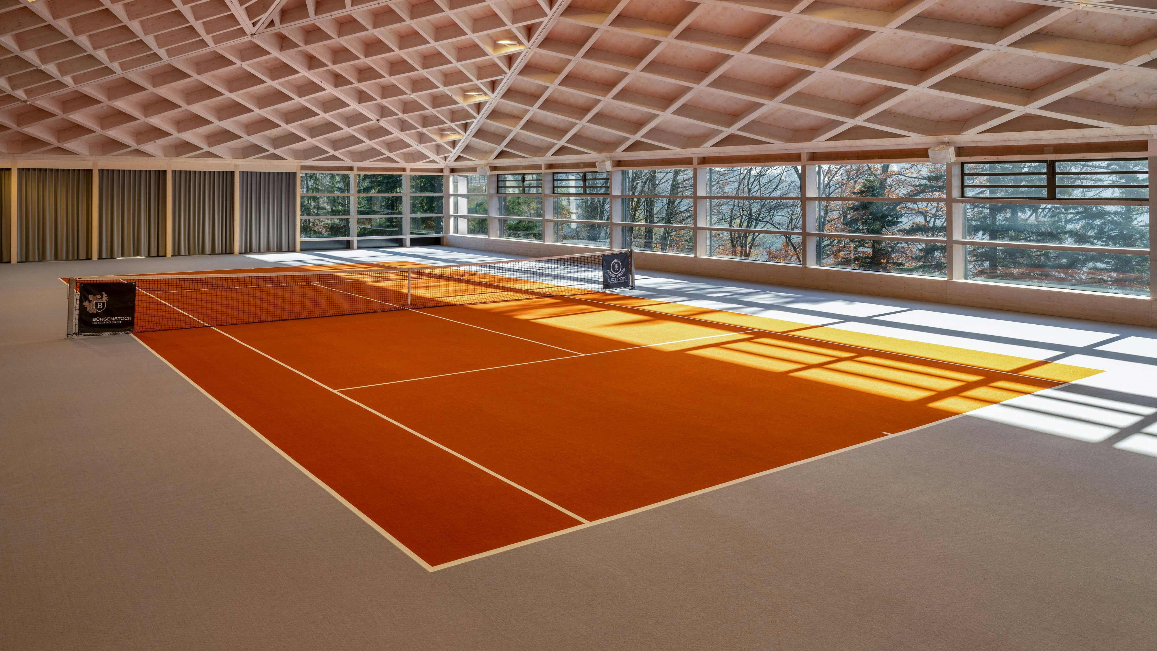 Ein Indoor-Tennisplatz ist ebenfalls im Angebot