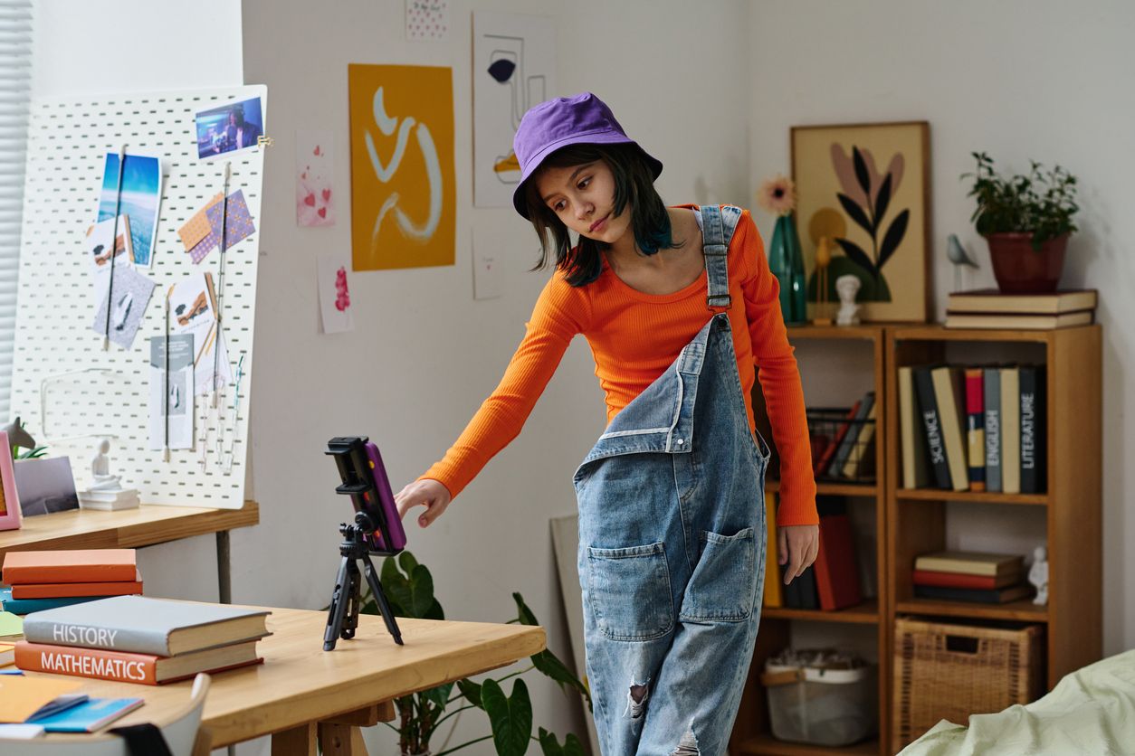 Die Gen Z ist mit dem Internet aufgewachsen. Über ihr Leben zu posten, ist für sie selbstverständlich.