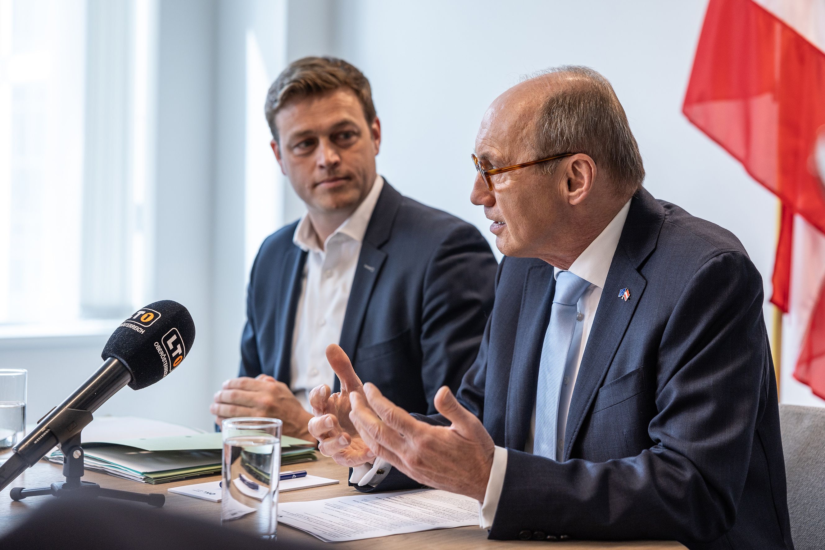 OÖ-Grünen-Chef Stefan Kaineder traf Othmar Karas (ÖVP) in Brüssel. Die beiden warnen vor der Vernetzung europäischer Politiker mit Putin im Superwahljahr.
