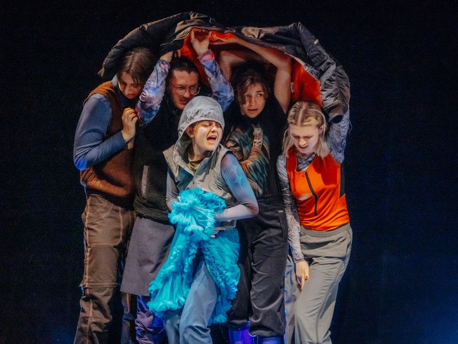 Das Stück widmet sich der drängenden Frage, zu welchen Formen des Engagements und Protests man angesichts der Klimakatastrophe finden kann.