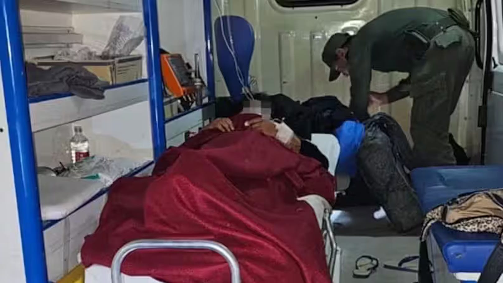 In einer Ambulanz, die vom Norden Argentiniens nach Buenos Aires unterwegs war, lag eine angeblich schwer kranke Person.