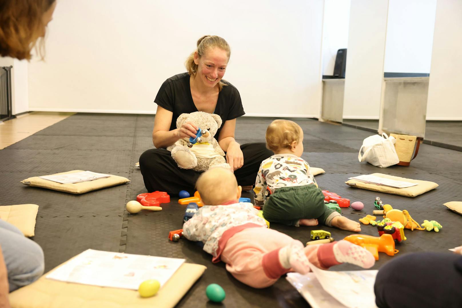 Die Babys genießen es, Neues zu erlernen