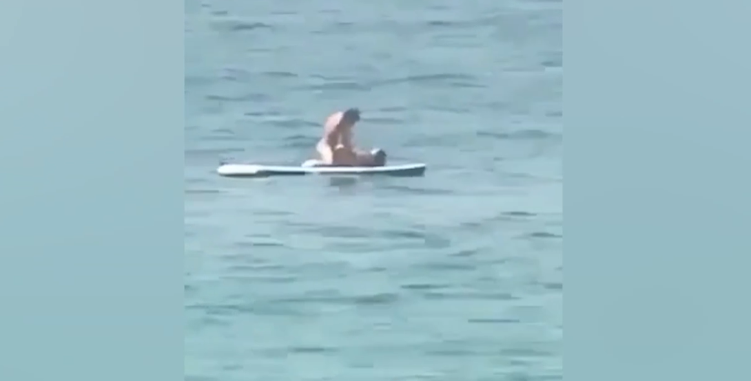 Das Liebespaar hatte in Thailand Sex auf einem Surfbrett.