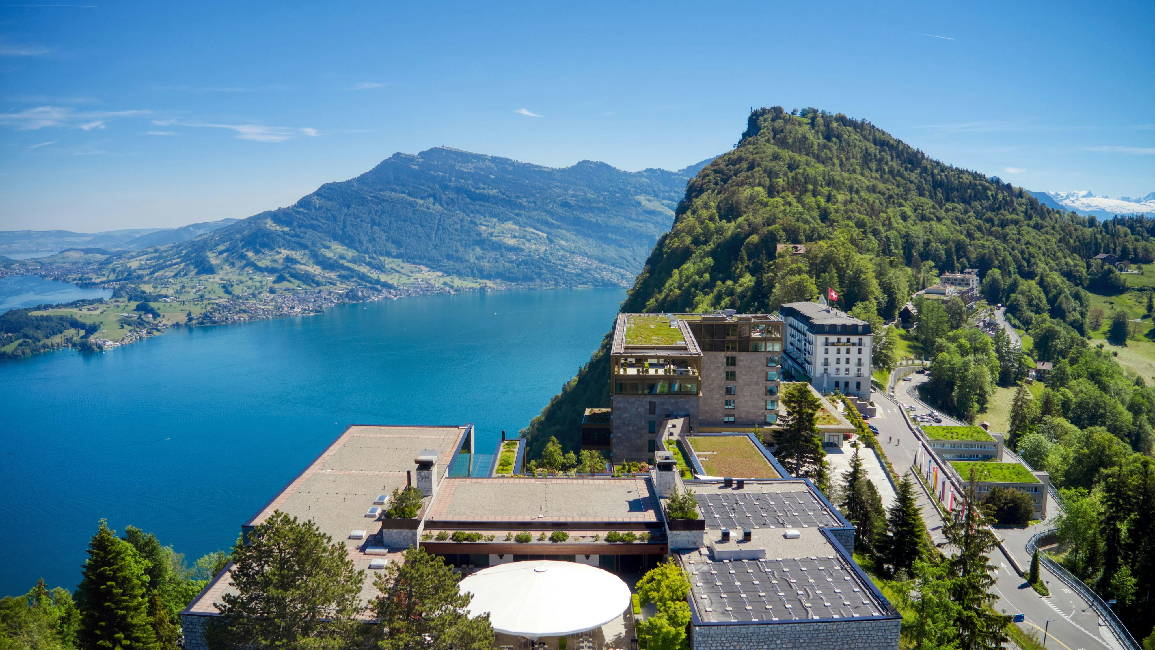 Blick auf das Schweizer Luxushotel "Bürgenstock" bei Luzern am Vierwaldstättersee