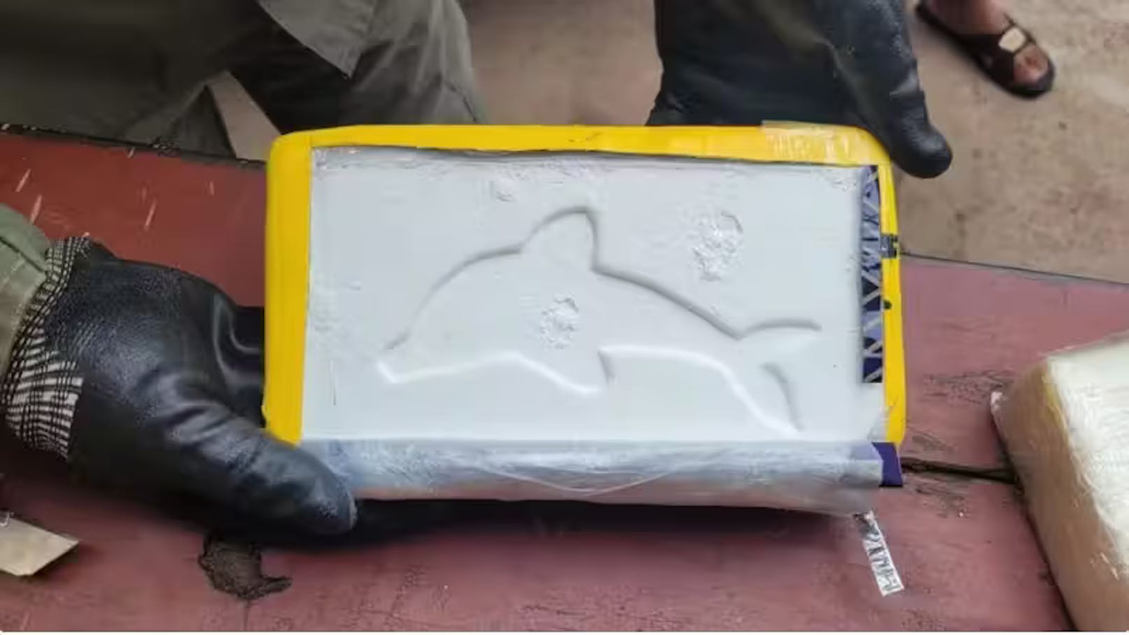Die Drogen waren in gelbem Plastik eingepackt und hatten das Logo eines Delfins. Das deutet darauf hin, dass es sich um höchst reines Kokain aus Peru handelt.