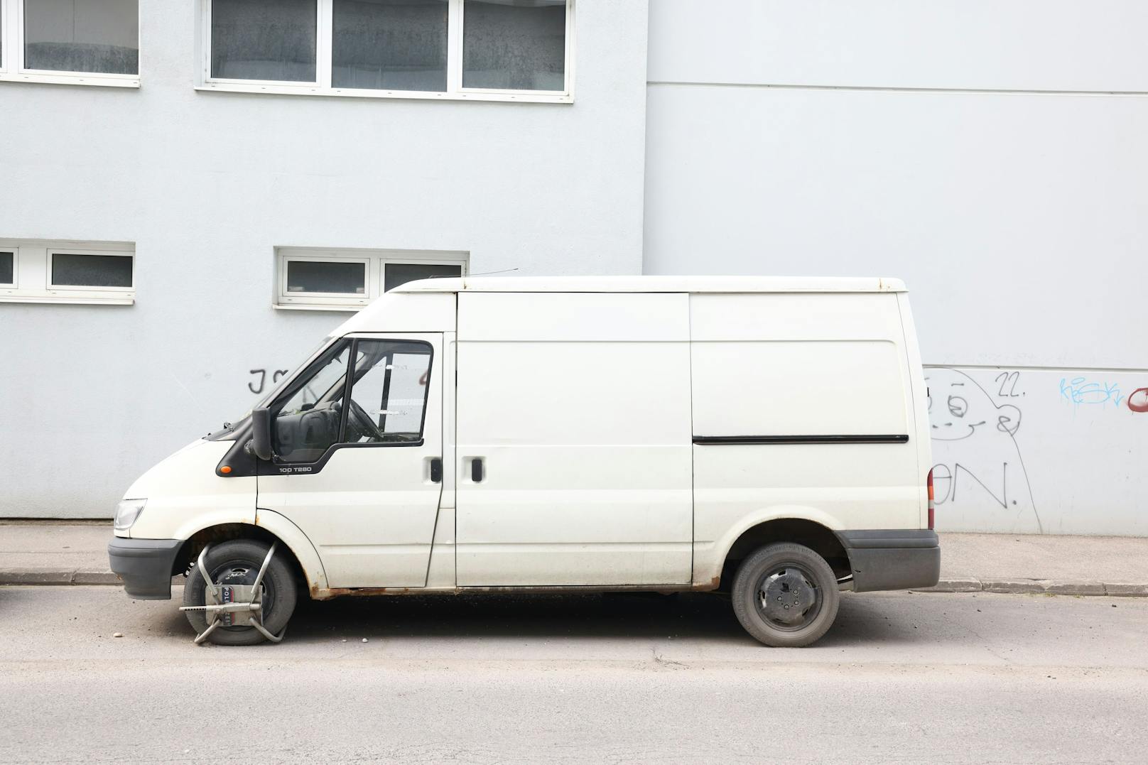 Der Kastenwagen wurde von der Polizei mit einer Radklammer versehen und steht seit Monaten in der Donaustadt.