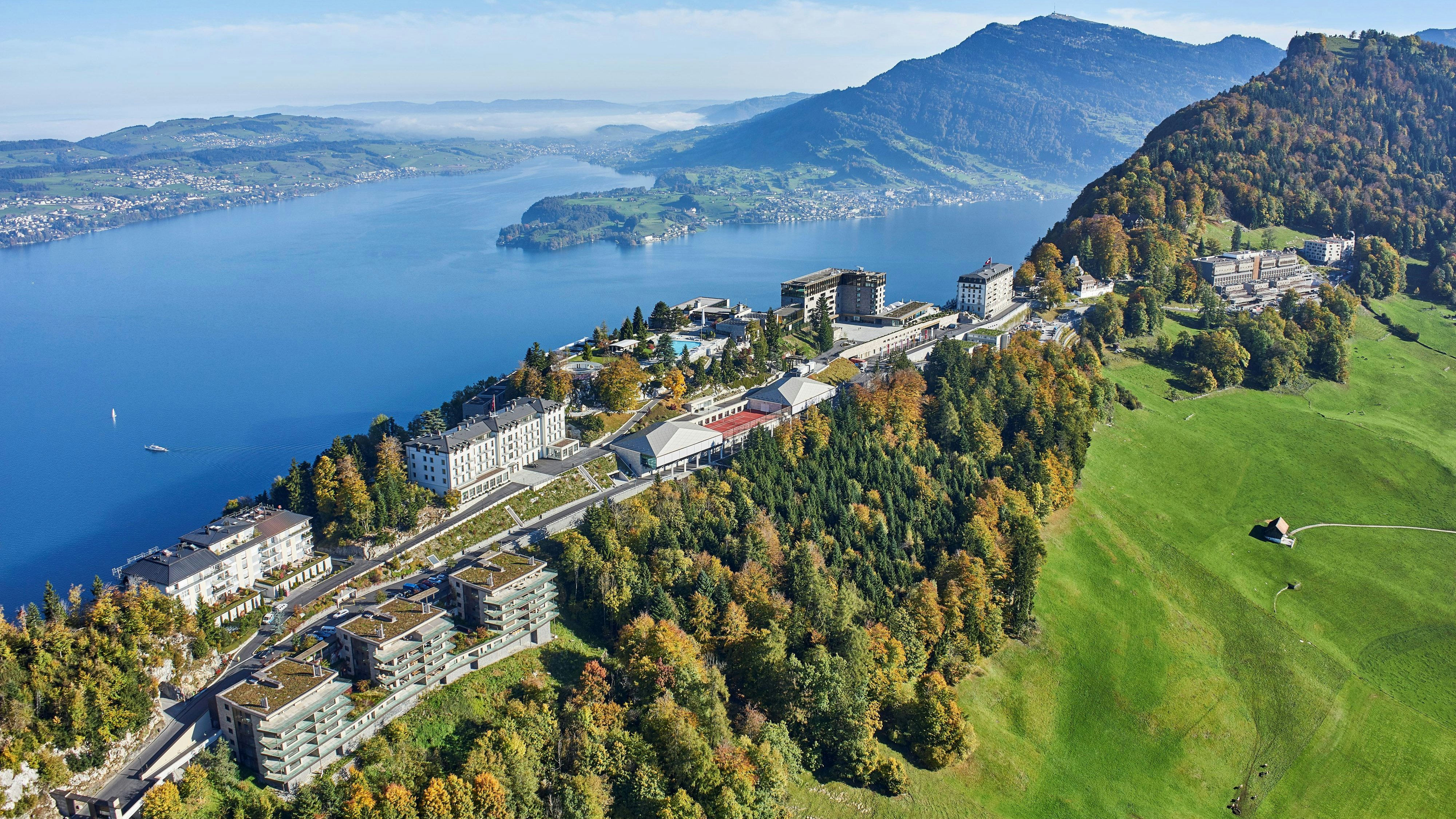 Blick auf das Schweizer Luxushotel Bürgenstock bei Luzern am Vierwaldstättersee