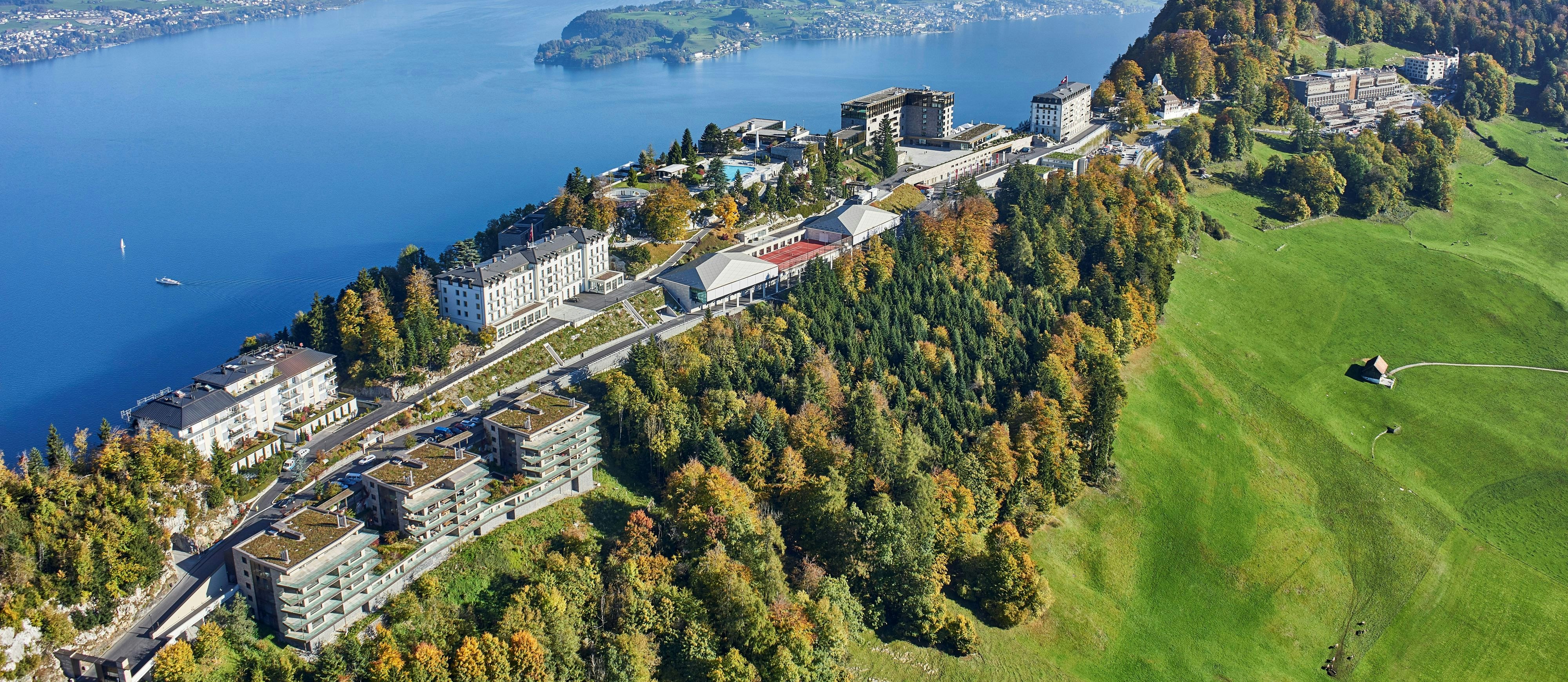Blick auf den Tagungsort, das Schweizer Luxushotel Bürgenstock bei Luzern am Vierwaldstättersee