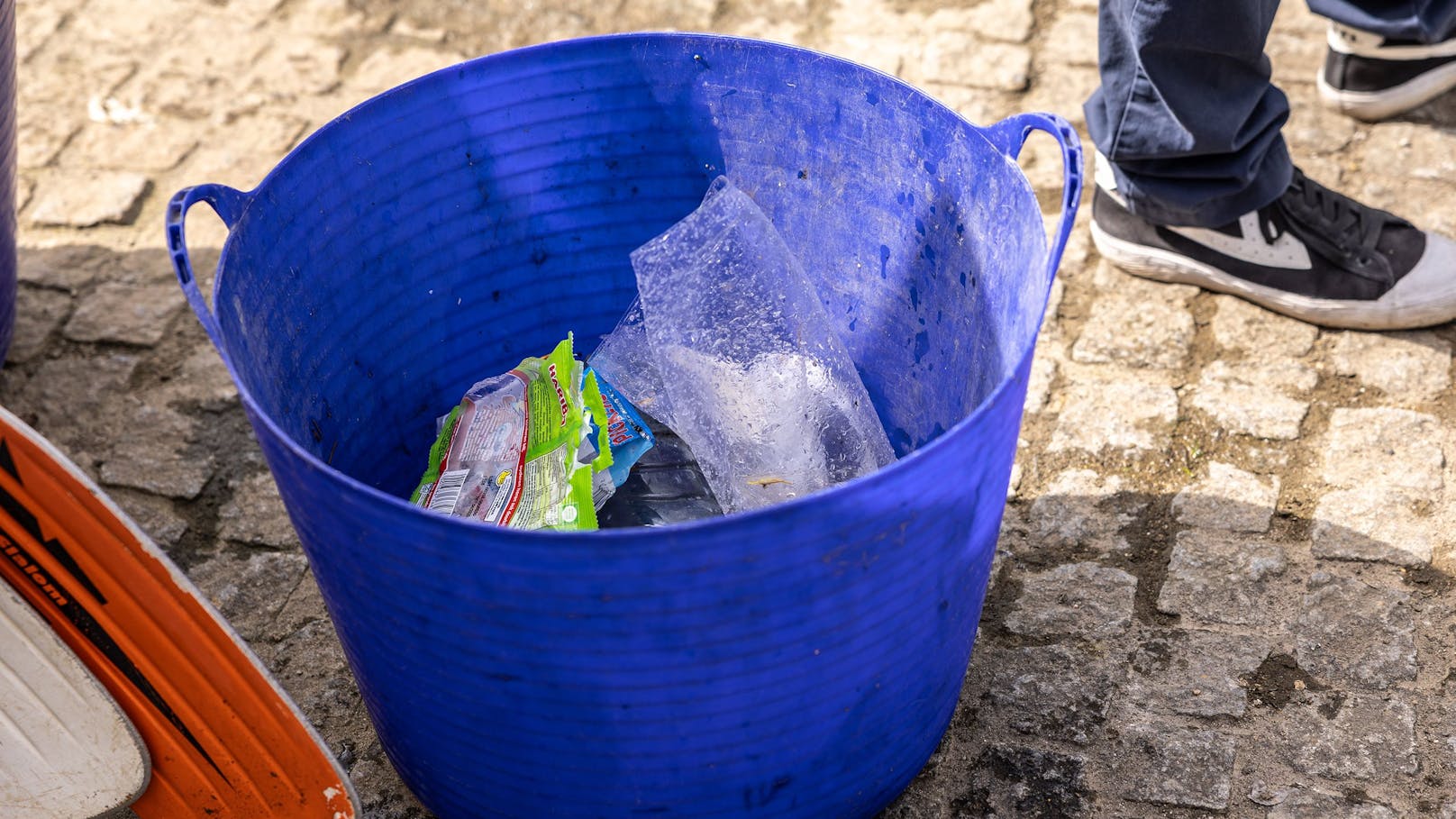 Der im Wasser gefundene Müll nach einer rund 40-minütigen Kajakfahrt wird in einen blauen Korb gelegt.