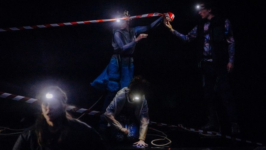 Im Stück thematisiert Autorin Raphaela Bardutzky die extremen Lebensbedingungen in Klima-Protestcamps.