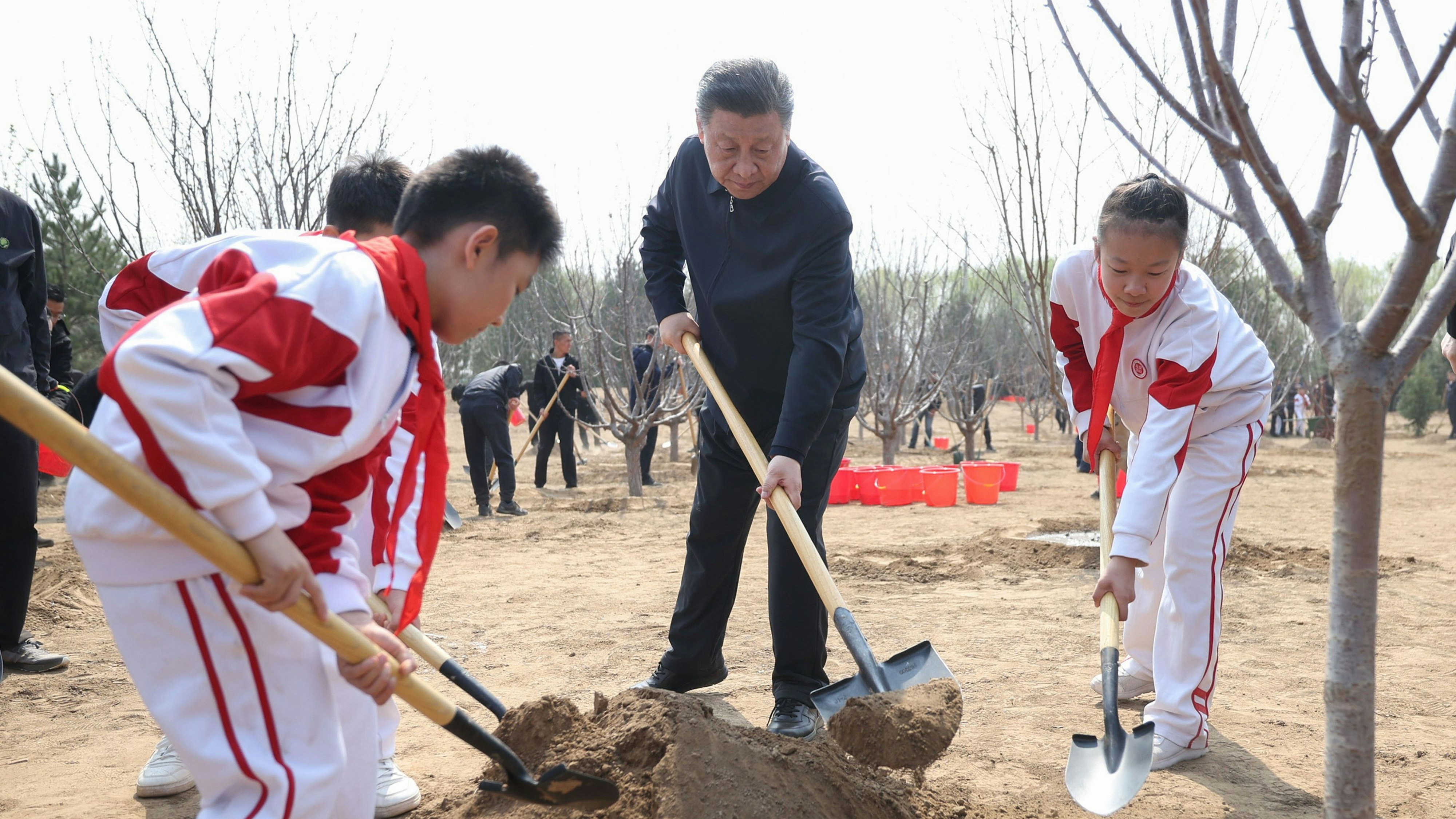 Chinas Xi Jinping (hier beim Bäumepflanzen im Tongzhou District in Peking) gilt als Schlüsselfigur der Konferenz
