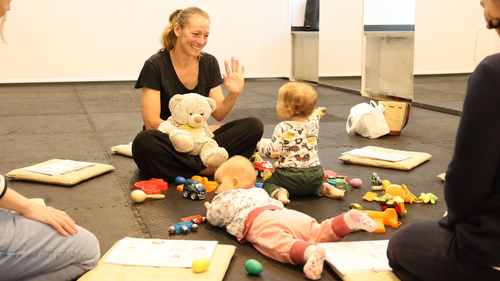 Wienerin zeigt Zeichensprache für Babys mit 300 Zeichen