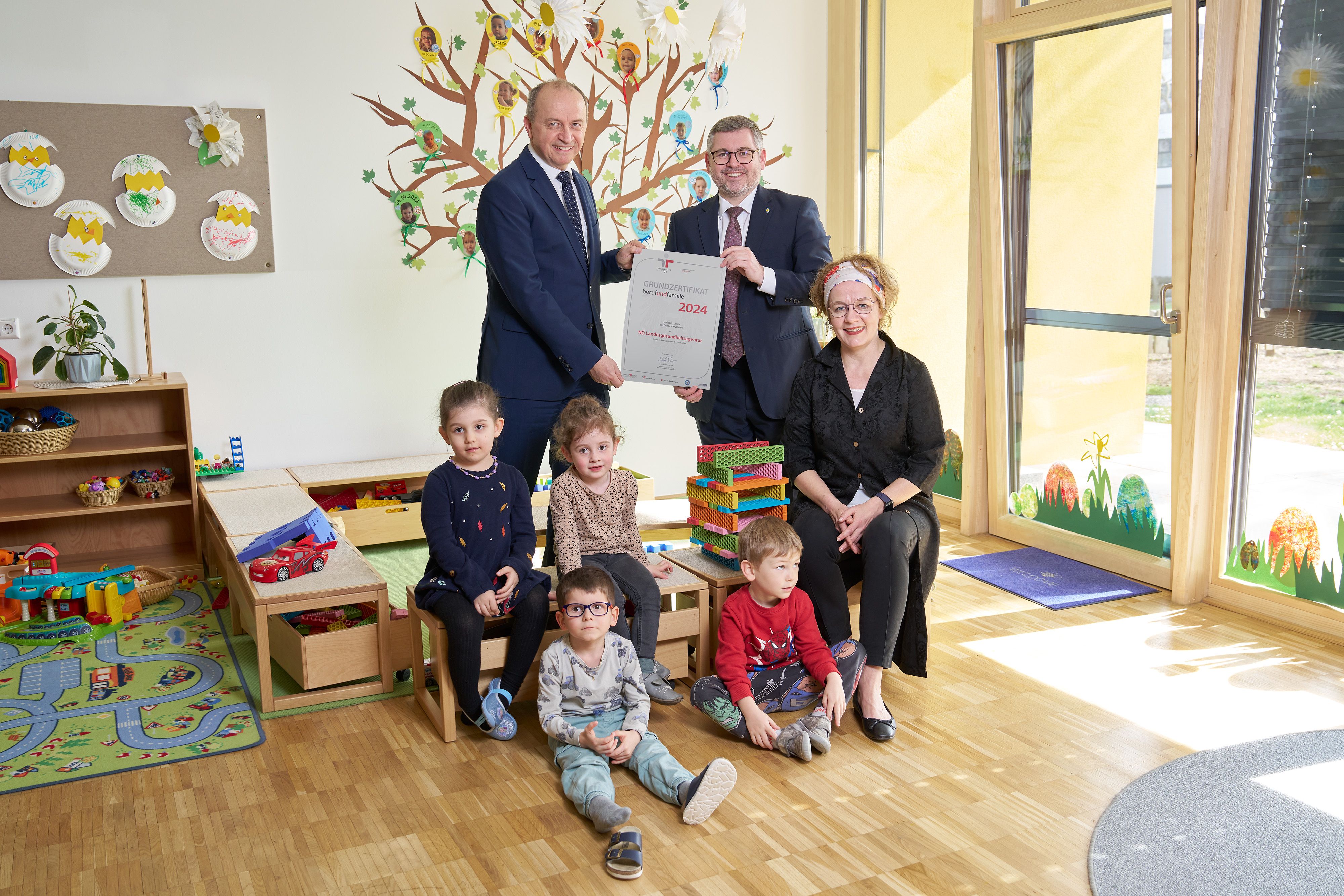 Konrad Kogler, Vorstand der NÖ Landesgesundheitsagentur, Landesrat Ludwig Schleritzko und Landesrätin Christiane Teschl-Hofmeister mit Kindern aus der betrieblichen Kinderbetreuungseinrichtung des Universitätsklinikums St. Pölten.