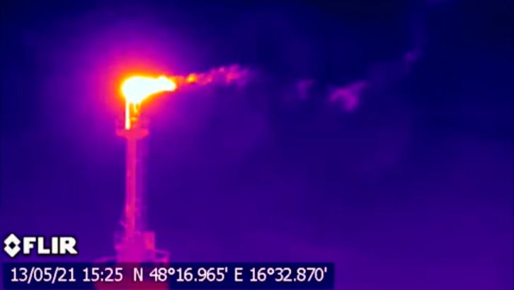 FLIR-Aufnahme der Erdgasbereitungsanlage Aderklaa im Mai 2021. Sie zeigt eine unvollständige Verbrennung bei der Abfackelung, Methan entweicht in die Atmosphäre.