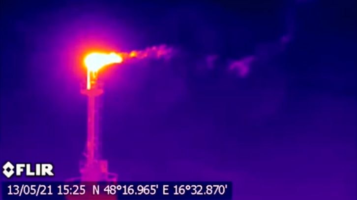 FLIR-Aufnahme der Erdgasbereitungsanlage Aderklaa im Mai 2021. Sie zeigt eine unvollständige Verbrennung bei der Abfackelung, Methan entweicht in die Atmosphäre.
