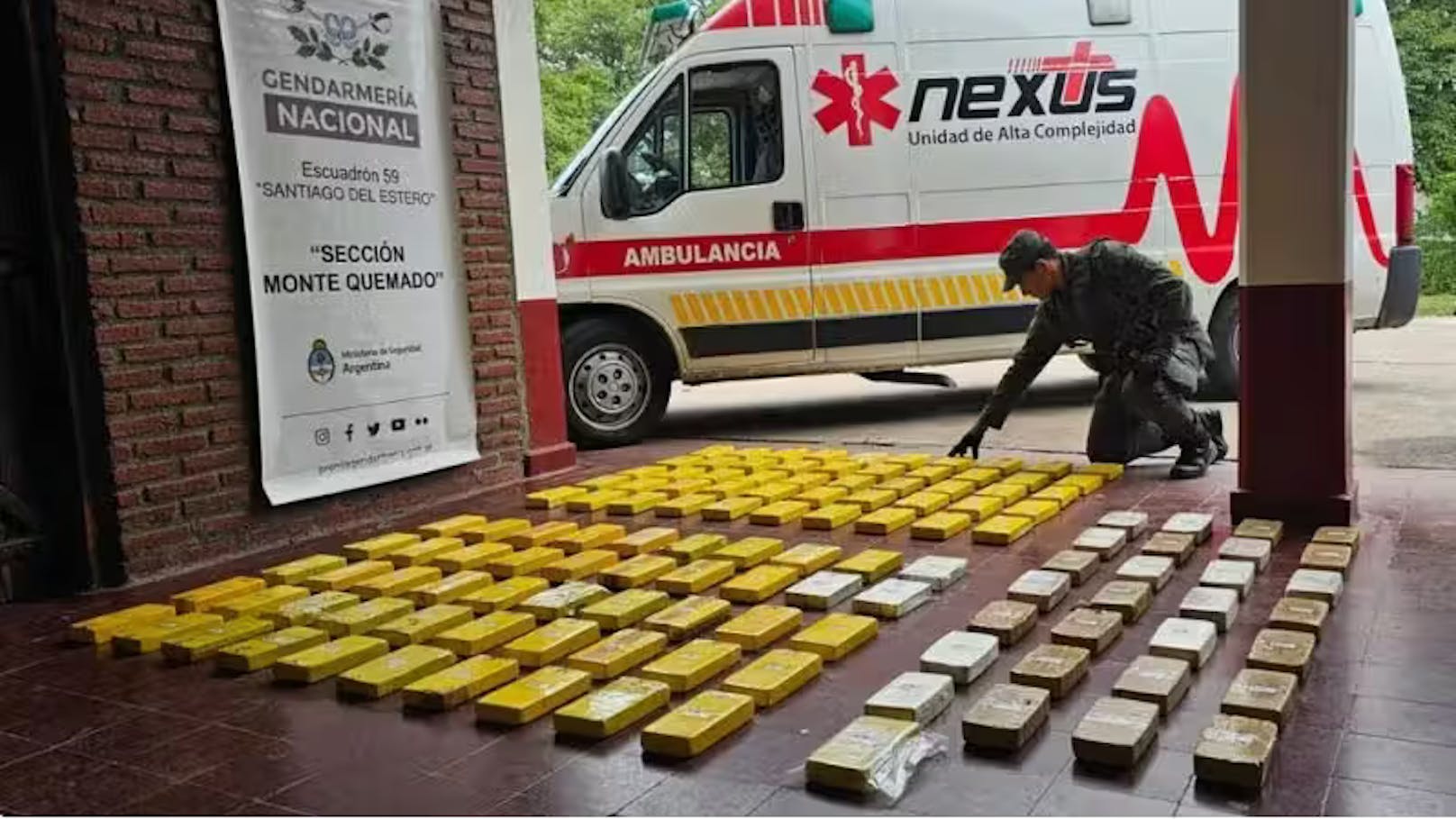 Bei einer genauen Kontrolle entdeckten die Behörden schließlich 134 Kilo Kokain in einem Doppelboden des Fahrzeugs.