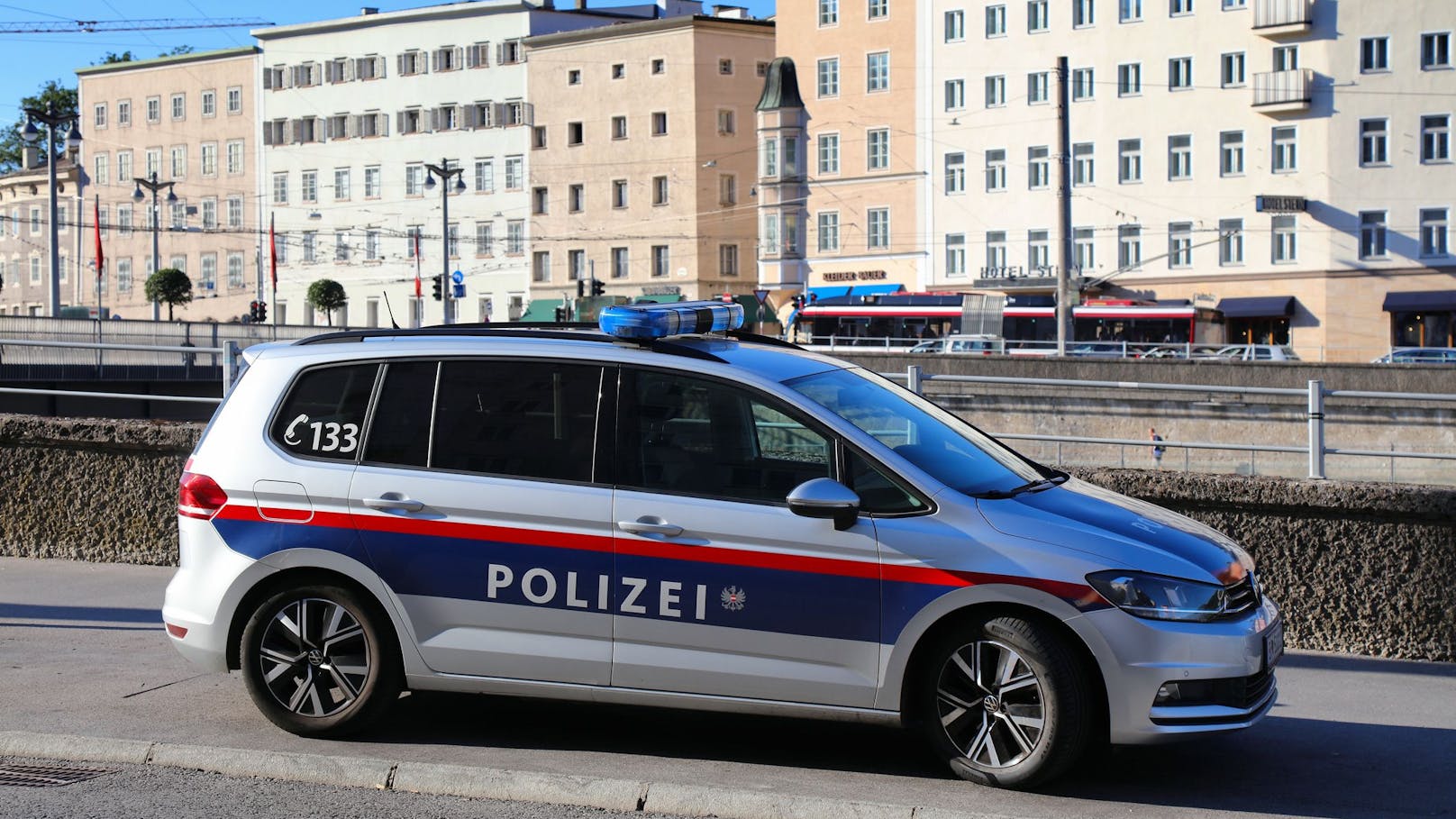 Pistolen-Duo nach Raubüberfall in Wien auf der Flucht