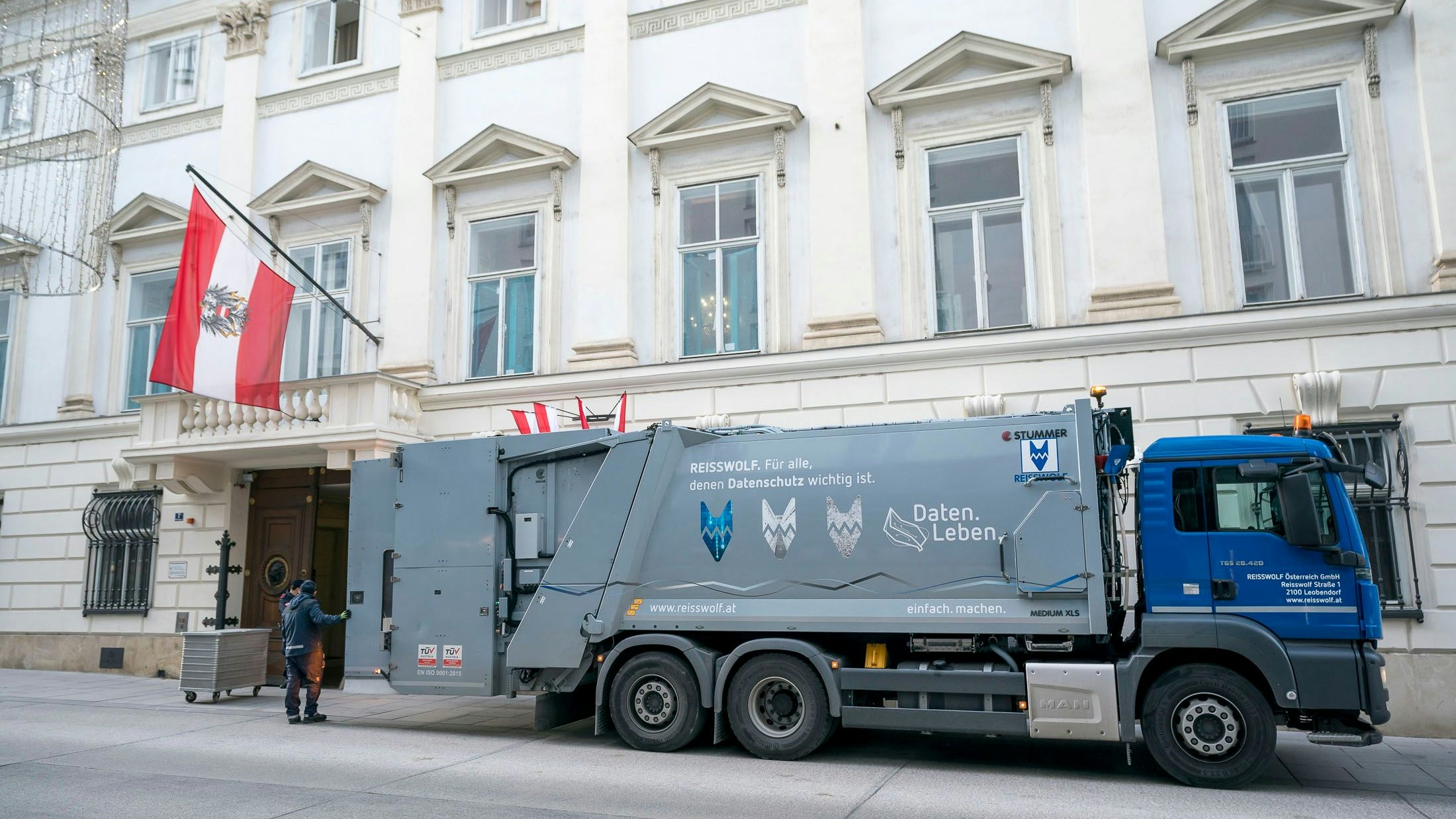 Zufallsfund: Ein Lastwagen der Firma Reisswolf vor dem Innenministerium in der Wiener Herrengasse