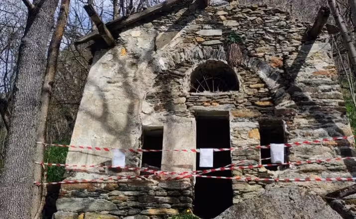 In einer verlassenen Kapelle im Aostatal in Italien wurde die Leiche einer 22-jährigen Französin gefunden.