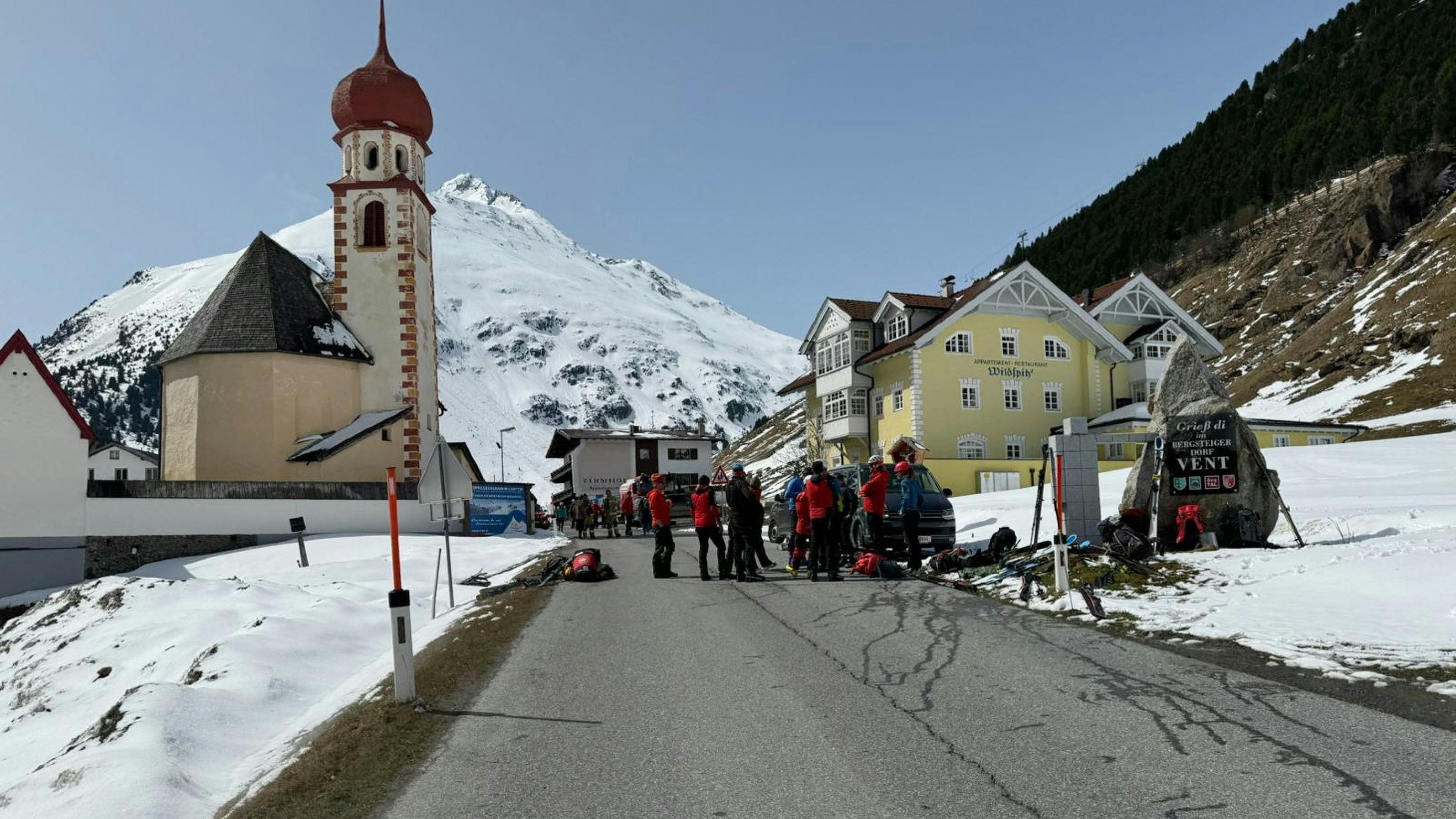 Wegen eines Lawinenabgangs in den Ötztaler Alpen kam es am Donnerstag zu einem Großeinsatz in Tirol. 