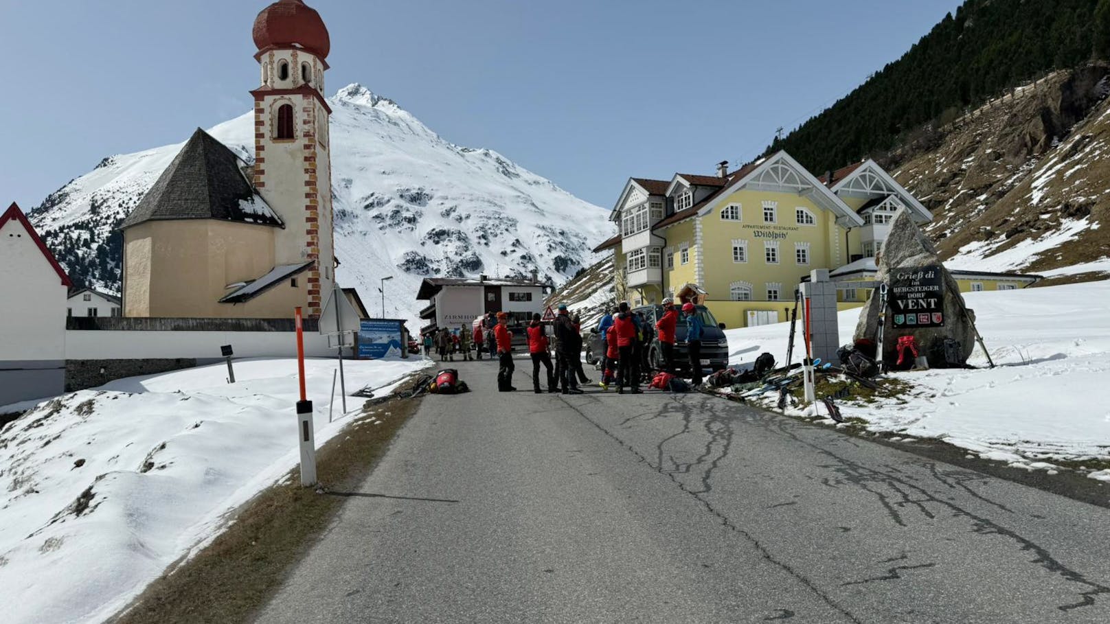 Wegen eines Lawinenabgangs in den Ötztaler Alpen kam es am Donnerstag zu einem Großeinsatz in Tirol. 